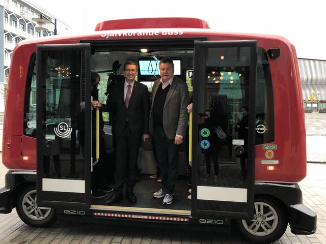 Wirtschafts-Landesrat Markus Achleitner mit Verkehrs-Landesrat Günther Steinkellner vor einem selbst fahrenden Bus in Stockholm (Stadtteil Barkaby).