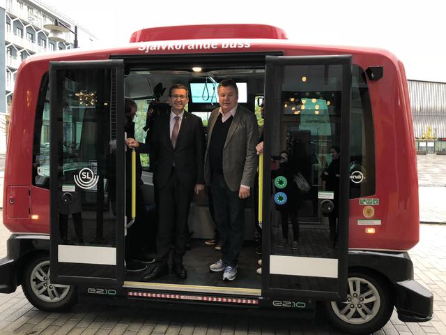 Wirtschafts-Landesrat Markus Achleitner mit Verkehrs-Landesrat Günther Steinkellner vor einem selbst fahrenden Bus in Stockholm (Stadtteil Barkaby). | Foto: Kerstin Müller