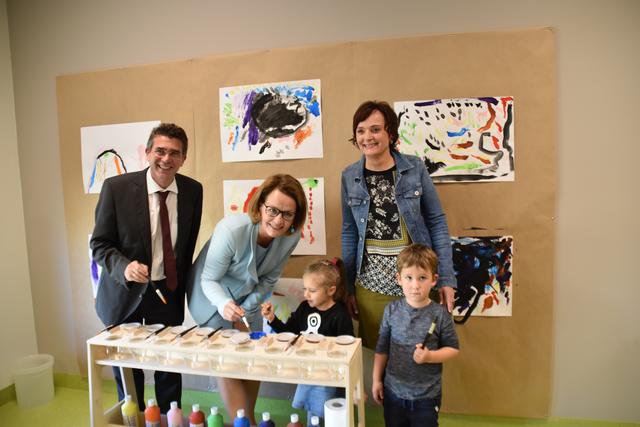 Bürgermeister Peter Eisenschenk, Landesrätin Christiane Teschl-Hofmeister, Angelina aus Tulln, Leiterin Renate Velan und Leonard aus Nitzing malten gemeinsam.