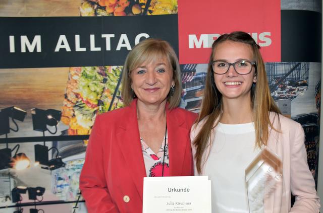 Bildungs- und Arbeitslandesrätin Beate Palfrader mit dem "Lehrling des Monats Oktober 2019", Julia Kirschner.