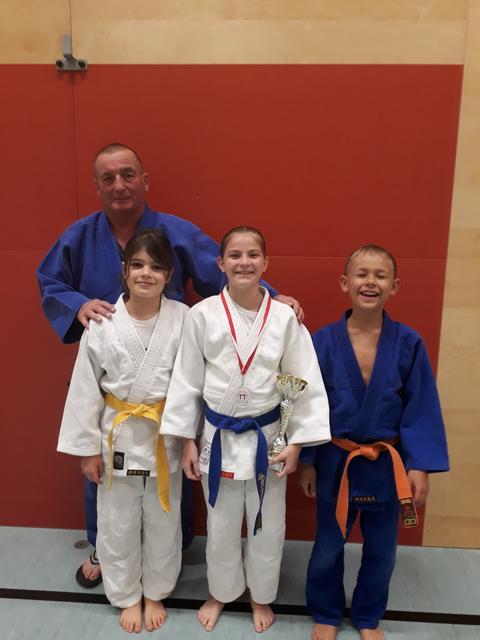 Achim Huhn mit den jungen Judokas aus dem Salzammergut.