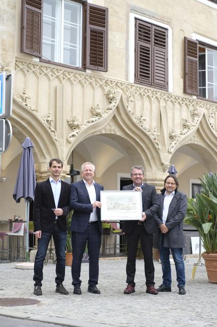 Bei der Neueröffnung: Andreas Feistritzer, Dieter Johs, Bgm. Peter Koch und Robert Pichler vor dem Kornmesserhaus. | Foto: Stadt Bruck/Maili