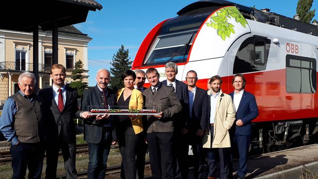 Peter Haibach (Initiator Salzburger Verkehrstage), Klaus Garstenauer (Vorstand ÖBB-Personenverkehr AG), Friedrich Schwarzenhofer (Bürgermeister Mattighofen), Tanja Kreer (Bürgermeisterin Straßwalchen), Erich Neumeister (BMVIT), David Schießl (Landtagsabgeordneter OÖ), Arnulf Wolfram CEO Siemens Mobility Austria, Paul Sonnleitner (Regionalmanager ÖBB-PV OÖ), Roman Miklautz (Leiter Nah- und Regionalverkehr ÖBB) Josef Spiesberger (Regionalmanager ÖBB-PV Sbg)