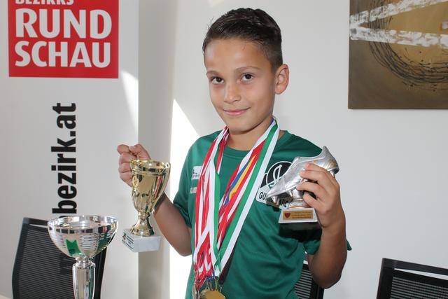 Für das Gespräch mit der BezirksRundschau brachte Lorik Dakaj (10) auch seine Medaillen und Trophäen mit.