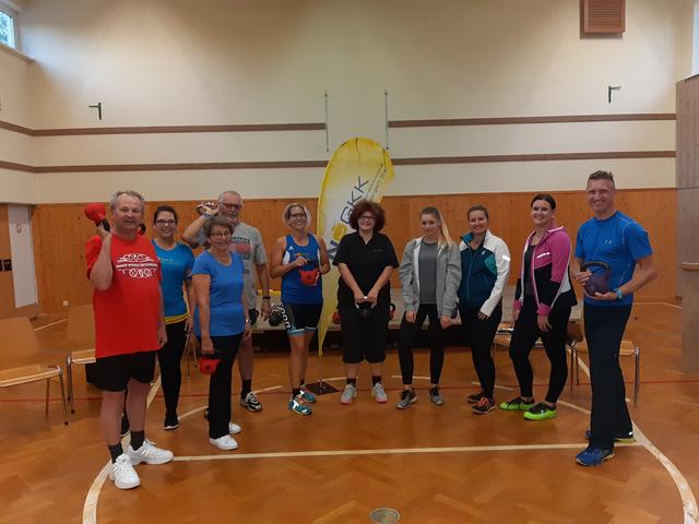 Sporttherapeut Johannes Blauensteiner mit NÖGKK-Stv. SC-Leiterin Karin Zmugg, NÖGKK-Mitarbeiterin Rieder Stefanie und den sportlichen Teilnehmern.