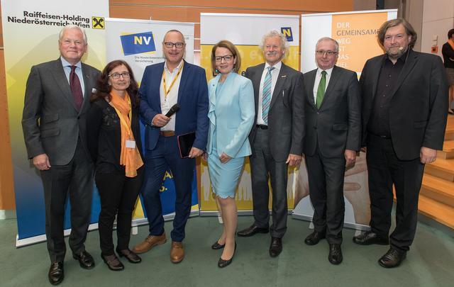 Generaldirektor Hubert Schultes (NV Versicherung), Daniela Kaufmann (ARGE NÖ Heime), Moderator Thomas Schwarzmann, Sozial-Landesrätin Christiane Teschl-Hofmeister, Obmann Dietmar Stockinger (ARGE NÖ Heime), Otto Huber (Leiter der Abteilung Landeskliniken und Landesbetreuungszentren) und Sozialpädagoge Markus Reimer (Vortragender).