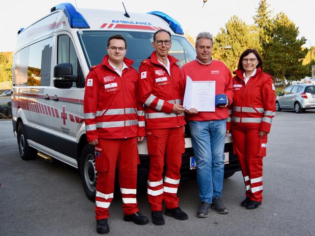 Bezirksfreiwilligenkoordinator Florian Müller, Dienstführer Norbert Frank und Bezirksstellenleiterin Sonja Windisch überreichten Christian Dingl als Dank und Anerkennung für seine Leistungen gegenüber dem Roten Kreuz den großen Rotkreuz-Kristall.