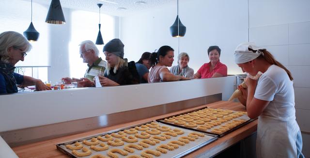 In der Bäckerei Kiesenhofer können Kunden das Handwerk zweier Konditorinnen hautnah erleben.
