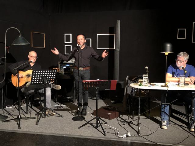 Buzgi (Mitte), Gerhard Benigni und Gitarrist Michael Ensbrunner im "Theater im Lustgarten": "Der Zeitgeist ist eine Flasche"