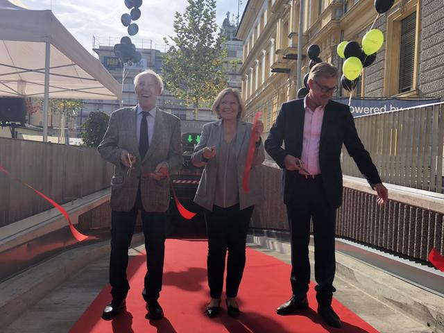 Die Vitaneum-Tiefgarage beim Benediktinermarkt ist eröffnet! Die Projektträger Karl (li.) und Thomas Müller (re.) schnitten am 18. Oktober mit Bgm. Maria-Luise Mathiaschitz offiziell das Band durch