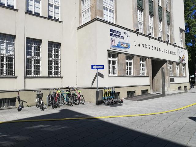 Bei der Landesbibliothek gibt es kaum Möglichkeiten das Rad abzustellen. | Foto: privat
