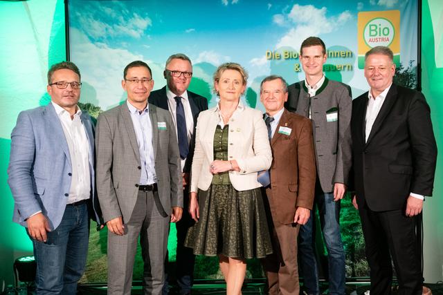 Johannes Fankhauser (Leiter SektionLandwirtschaft, BMNT), Ferdinand Lembacher (Generalsekretär Landwirtschaftskammer Österreich), Hannes Tomic (Erster Obmann des Verbandes BIO AUSTRIA), Gertraud Grabmann (Obfrau BIO AUSTRIA), Ministerialrat Alois Posch (erster Leiter der 1989 gegründeten Abteilung Biologische Landwirtschaft im Bundesministerium für Land- und Forstwirtschaft, Umwelt und Wasserwirtschaft), Martin Kappel (Biobauer, Sprecher von BIO AUSTRIA Next Generation und Enkel des Gründungsmitglieds Franz Kappel), Andrä Rupprechter (Landwirtschaftsminister A.D.)