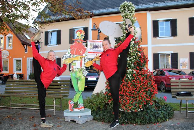 Hanna Reiter und Finja Fischer sind hervorragende Sportakrobatinnen.