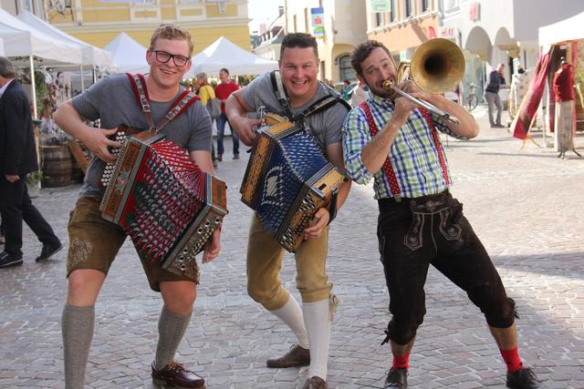 Zünftige Musik durfte beim großen Kunsthandwerksmarkt nicht fehlen