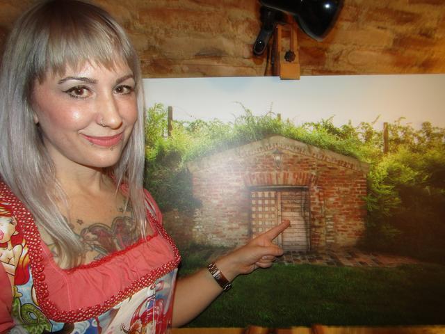 Wo ist das Model versteckt? Bodypainterin Nadja Hluchovsky gibt einen Hinweis.