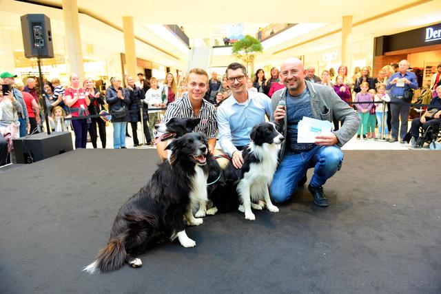 v.l.n.r. Lukas Pratschker und seine Hunde Falco, Joke & Turne ,Center-Manager: Mag. Stephan Kalteis , und Manuel Winkler willparty.at