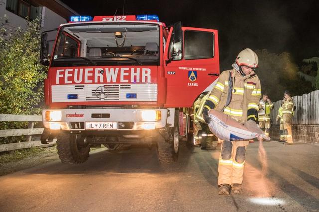 In fünf Dörfern standen die Feuerwehren im Einsatz, um das Öl auf der Fahrbahn zu binden.