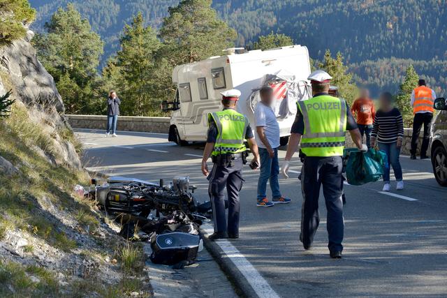 Der Motorradfahrer war in einer Kurve gegen ein entgegenkommendes Wohnmobil geprallt.