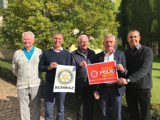 Die Schwazer Rotarier tragen zur Bekämpfung der Kinderlähmung bei. Von links: Heinrich Kaiser, Peter Kirchler, Günther Berghofer, Präsident Gerhard Bathelt und Bruno Oberhuber.