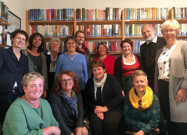 Bischofsvikar Wilhelm mit Bibliothekarinnen aus St. Wolfgang, Pfandl, Bad Ischl und Ebensee. | Foto: Öffentliche Bibliothek der Pfarre Bad Ischl