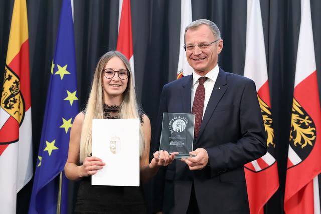 Sandra Gessl und Landeshauptmann Thomas Stelzer.
