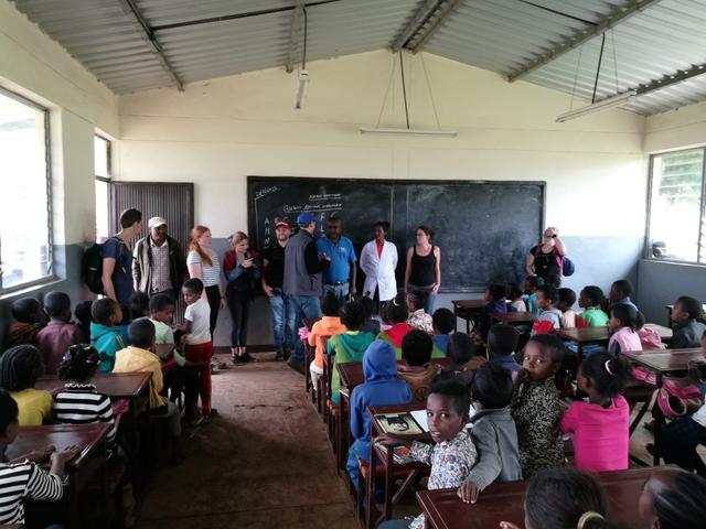 Der Unterricht erfolgt im Zweischichtbetrieb mit rund 60 Kindern in der Klasse.  | Foto: Markus Schwarz-Herda