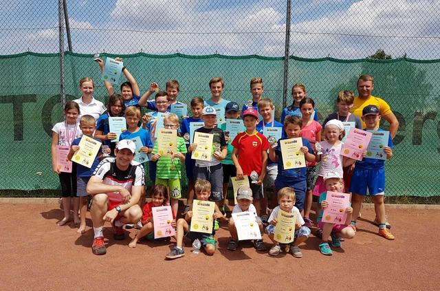 Die Teilnehmer des heurigen Kinder- und Jugendtenniskurses.