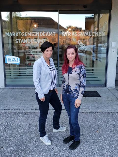Bürgermeisterin Tanja Kreer im Gespräch mit Johanna Sams, Sprecherin der Bürgerinitiativen-Plattform Aktion lebenswerter Flachgau, über den ÖBB Tunnel bei Köstendorf.