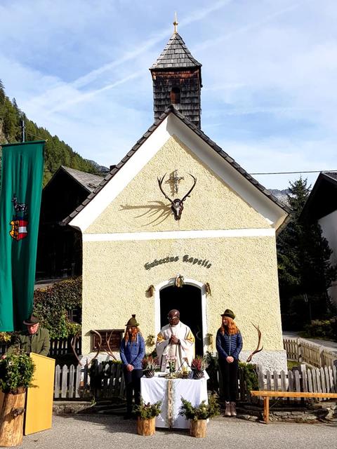 Von links: Gerfried Feistritzer, Julia Thaler, Pfarrer Charles und Celina Thaler feierten die Hubertusmesse in Mallnitz