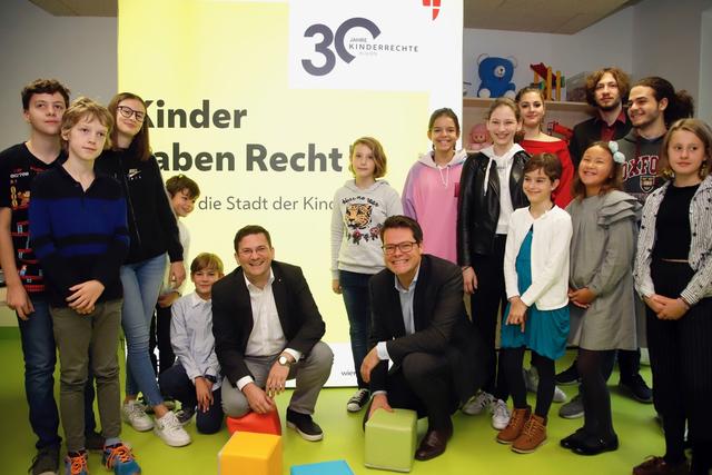 Bildungsstadtrat Jürgen Czernohorszky und Bezirksvorsteher Wilfried Zankl feiern mit Kindern „30 Jahre Kinderrechte“ im Familienzentrum Darnautgasse.