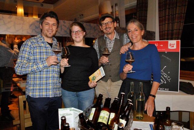 Andreas Unterberger und Verena Lindner (Stanglalm) mit Reini Schenermaier und Helga Leis-Schenkermaier vom Erzbergbräu. | Foto: Brigitte Eberharter