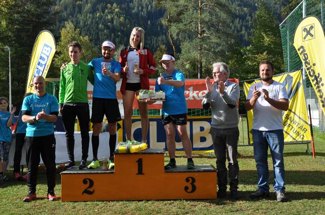 Rennleiter Alfred Unterasinger, Tagessieger Manuel Theurl und Dominik Pacher, Tagessiegerin Alena Klocker, Alex Radin Sieger der allgemeinen Klasse Herren mit Handicap, Bürgermeister Bernhard Zanon und Obmann Rudi Tagger (v.l.)