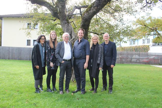 Delegierte von Literaturforum und Stadt Schwaz begrüßen den Schreiber: Margartitha Wanitschek, Patricia Oberlechner, Willi Gössweiner, Werner Rohner, Iris Mailer-Schrey und Reinhard Prinz (v. l.)