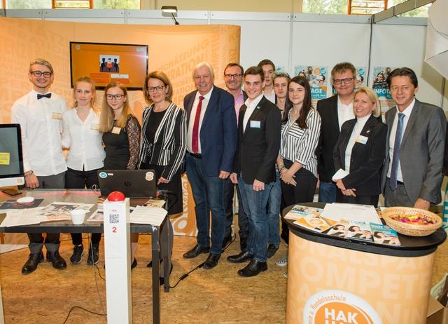 v.l.n.r.: Erik Schweiger, Jolanda Kamleitner, Veronika Schauberger, Bildungslandesrätin Christiane Teschl-Hofmeister, Bildungsdirektor Johann Heuras, Schulleiter Rainer Graf, Maximilian Strobl, Jonathan Strauss, Lukas Tieber, Verena Vorlaufer, Elternvereinsobmann Leopold Datzreiter, Renate Gruber, Bezirkshauptmann Johann Seper