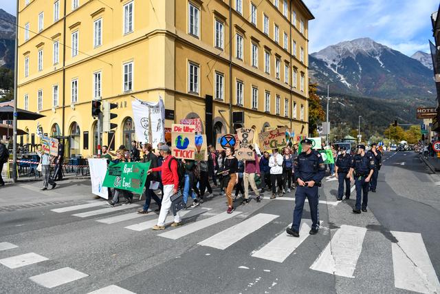 Gegen 13:30 Uhr endete die Aktion mit einem Marsch zum Marktplatz um die Ecke.  | Foto: zeitungsfoto.at