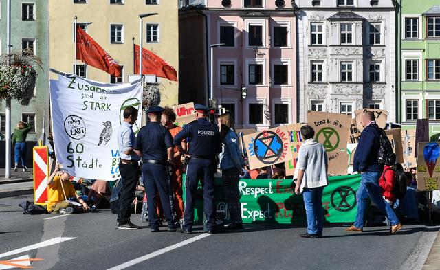 Die Gruppe hatte die Aktion nicht angemeldet. Die weltweite Bewegung „Extinction Rebellion“ verwendet zivilen Ungehorsam als Mittel, um Aufmerksamkeit auf ihre Forderungen zu lenken.  | Foto: zeitungsfoto.at