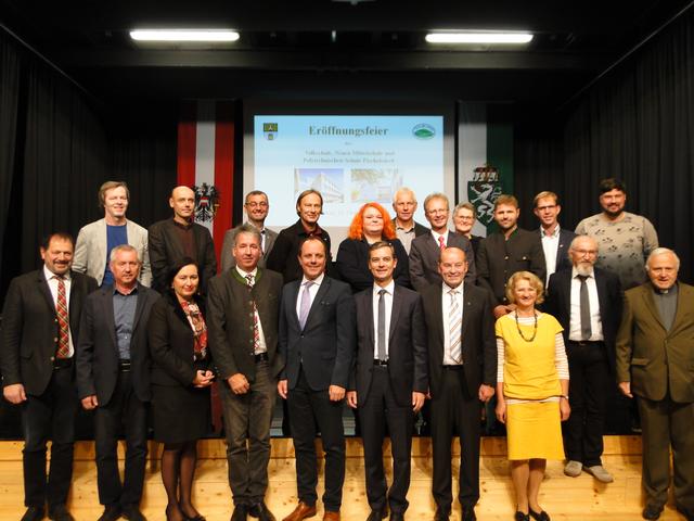 Festredner und Festgäste bei der Eröffnungsfeier der drei Pischelsdorfer Schulen.