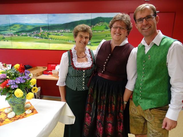 Auch Bürgermeisterin Silvia Karelly (m.) besuchte den Seniorenball.