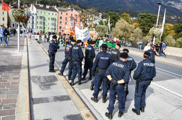 Da die Aktion die öffentliche Ordnung nicht bedrohte, lösten die Einsatzkräfte sie nicht auf.  | Foto: zeitungsfoto.at