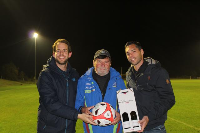 Kassier Roland Schaffer mit Sponsor Erwin Sauberer und Werner Schall bei der Übergabe des Spielgerätes.