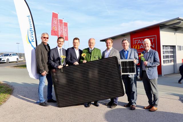 Möbelmanufaktur-Eigentümer Erwin Faustmann und Gerhard Schall (MeinKraftwerk) im Kreis der Gratulanten, an der Spitze Landesrat Johann Seitinger.