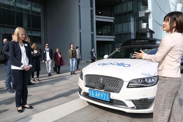 Die Teilnehmer der oö. Delegation, die unter Leitung von Landeshauptfrau-Stellvertreterin Christine Haberlander nach China gereist war, konnten am Firmengelände des Technologieriesen Baidu eine Runde im selbstfahrende Auto Apollo drehen. | Foto: Land OÖ/Liedl