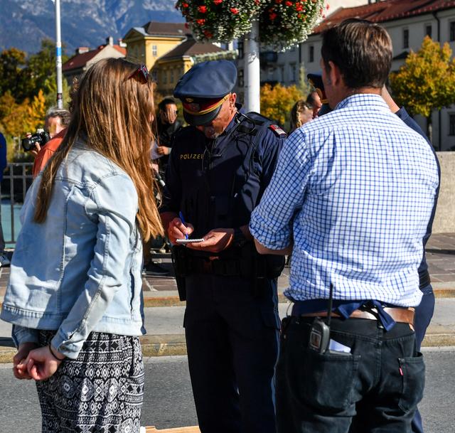 Die Polizei notierte die Personalien einiger Teilnehmenden.  | Foto: zeitungsfoto.at