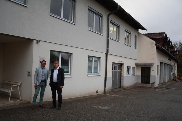 Seebodens Bürgermeister Wolfgang Klinar (links) und Wasserverband Millstätter See Geschäftsführer Franz Daborer nehmen für die Modernisierung des Gebäudes ordentlich Geld in die Hand.