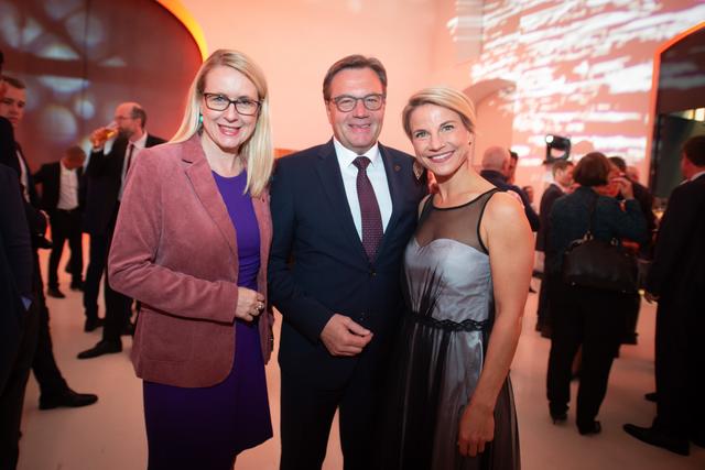 Die beiden Tirolerinnen des Jahres 2019 und 2017, Kristina Sprenger (rechts) und Margarete Schramböck mit LH Günther Platter. | Foto: Land Tirol/Karlovits