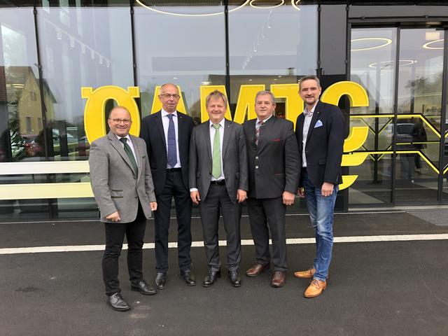 Steiermarks ÖAMTC-Präsident Michael Lucchesi-Palli (2.v.l.) und Direktor Paul Fernbach (M.) u.a. mit Bgm. Heinrich Schmidlechner (2.v.r.).