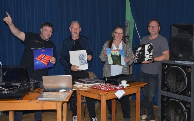 Organisator Paul Herzog, Dieter Helm, Andrea Dolp und Peter Herzog in bester Laune am Plattenpult