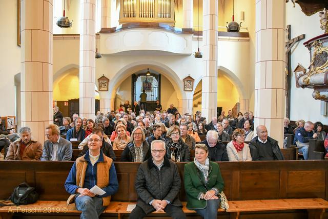 Die Gumpoldskirchner Pfarrkirche St. Michael war bis zum letzten Platz besetzt. 
