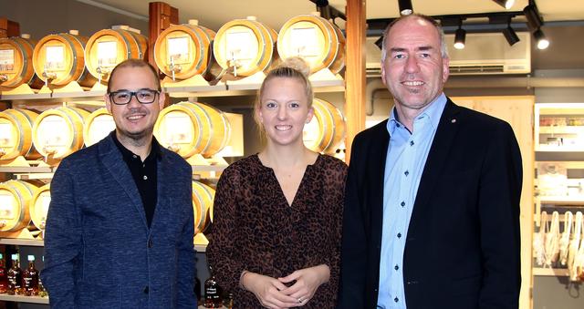 v.l.n.r.: Sozialstadtrat - Florian Koch, Halleiner Kisterl - Cornelia Forsthuber, Bürgermeister - Alexander Stangassinger.