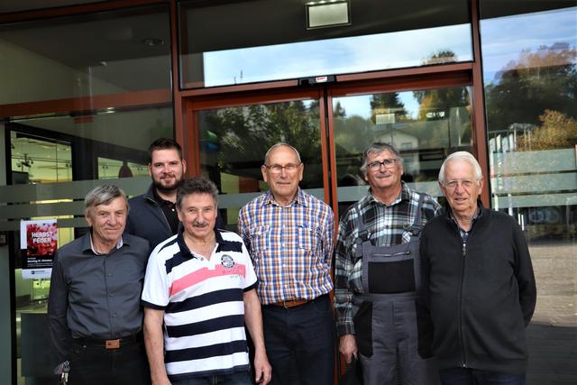 ÖKB-Ehrenobmann Peter Donner und Obmann Hans Mesicek (Bildmitte) mit Kassier Stefan Eibel (2.R. li), Schußmeister Herbert Zeck, Sportreferent Hubert Walter und Ausschussmitglied Alfred Böhler vom Organisationsteam